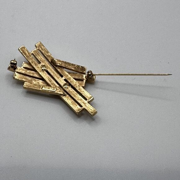 Vintage Monet Brooch Gold Tone Abstract Modernist Pin 1 in x 2.5 in Signed - Picture 5 of 8
